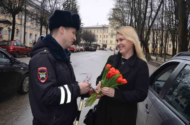 Госавтоинспекция Смоленской области присоединилась к акции «Цветы для автоледи»