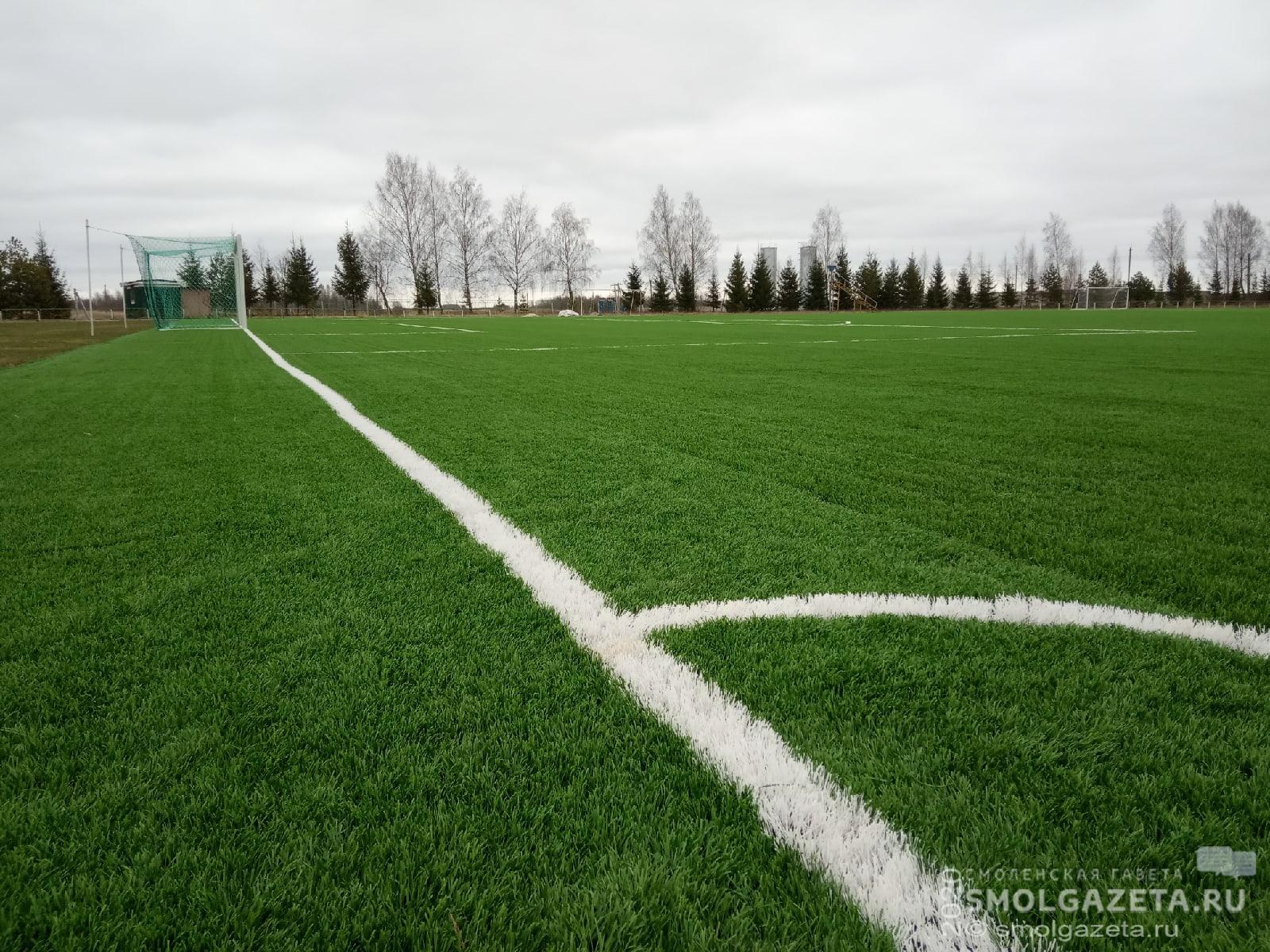 Алексей Островский проверил качество обновленного футбольного поля в Красном