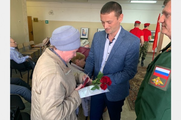 В Смоленске продолжают вручать ветеранам юбилейные медали