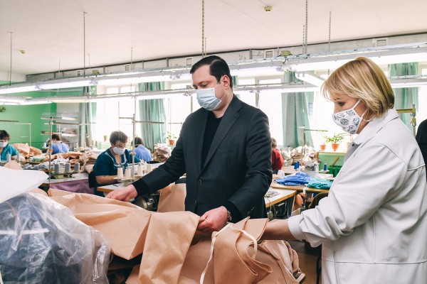 В Гагарине на фабрике детской одежды начали шить маски и защитные костюмы