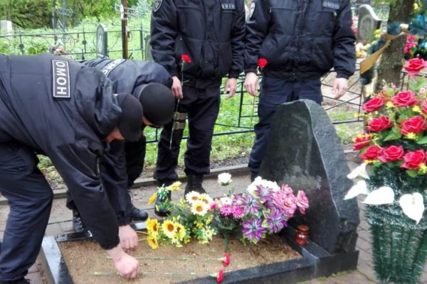 В Смоленске сотрудники ОМОН почтили память погибшего при исполнении служебного долга товарища