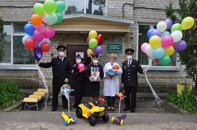 Смоленские полицейские передали подарки для воспитанников детского дома