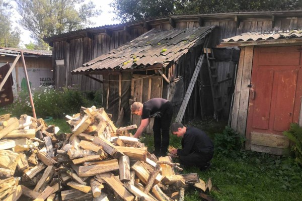Ельнинским пенсионерам помогли с заготовкой дров на зиму