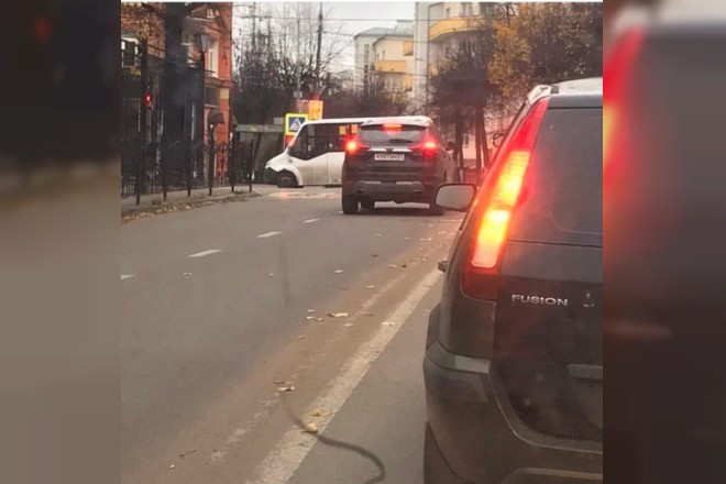 Автомобиль выехал на «встречку» в центре Смоленска
