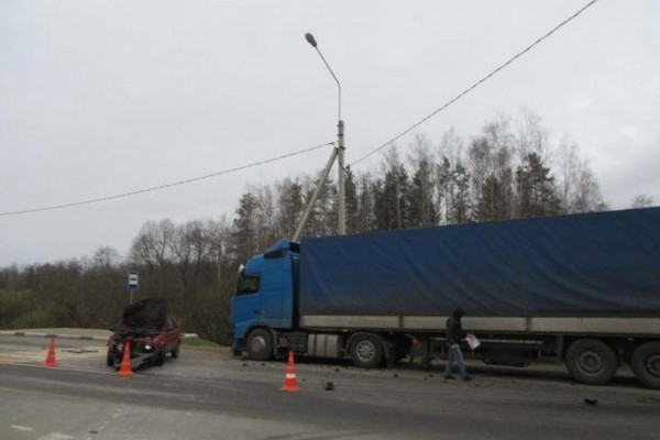 В Смоленске при столкновении легковушки и фуры пострадал 7-летний ребёнок