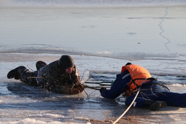 На Смоленщине спасли провалившегося под лёд «рыбака»