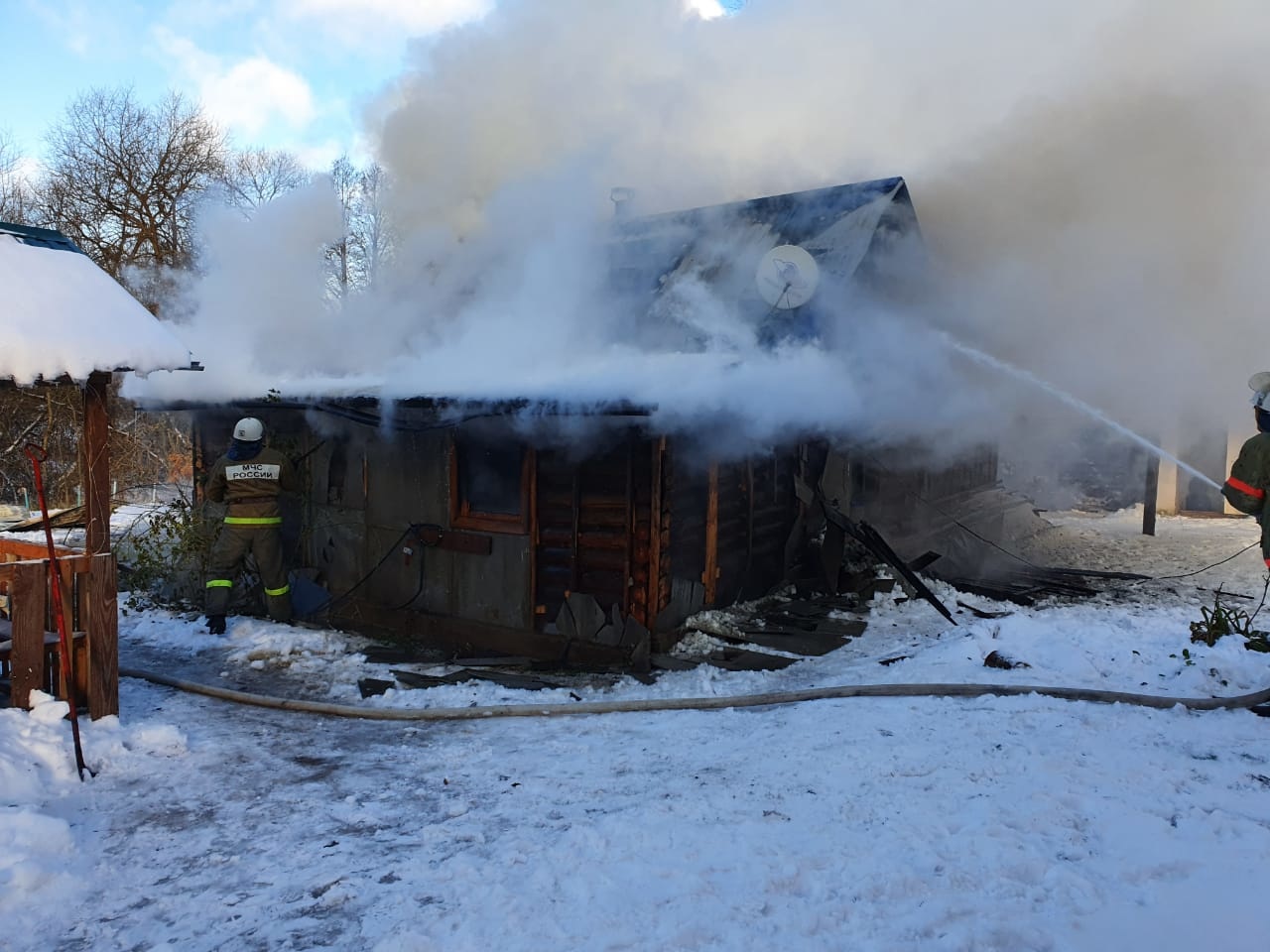 В Рославльском районе пожарные спасли жизнь бросившегося в огонь мужчины