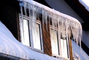 Активисты «Единой России» проверят качество уборки снега с крыш домов