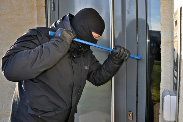 В Смоленске сотрудники уголовного розыска поймали ночного серийного вора