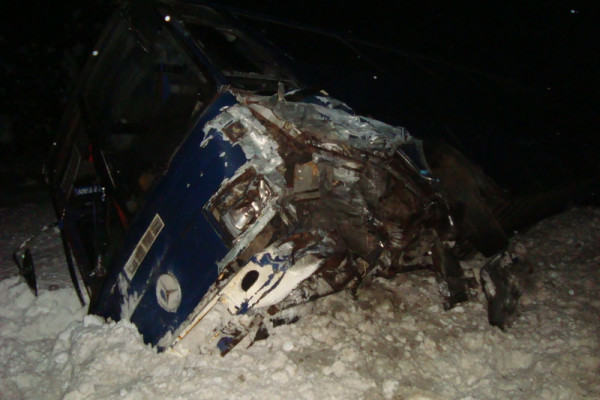 В Вяземском районе грузовой автомобиль столкнулся с дорожным ограждением