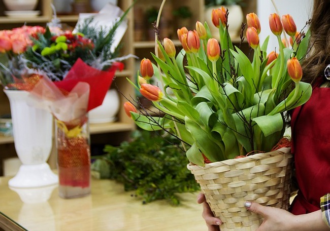 Житель Рая украл телефон у смоленской продавщицы цветов