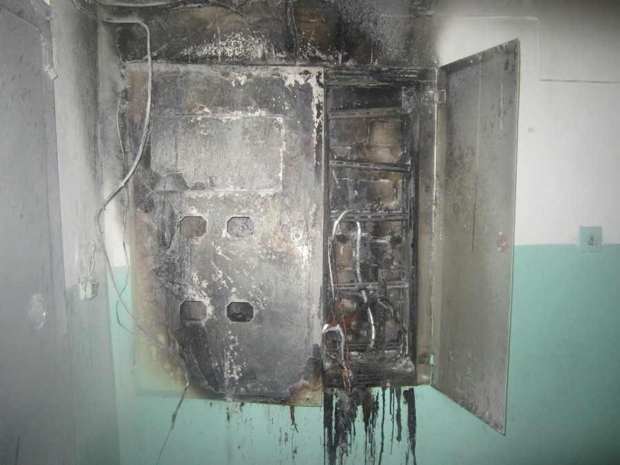 В подъезде пятиэтажки в Сафонове вспыхнул электрощиток