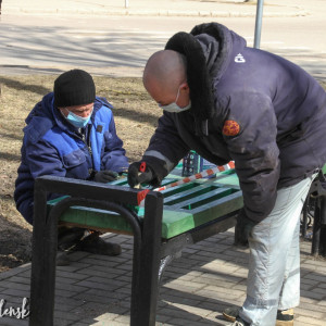 В парках и скверах Смоленска начался ремонт и покраска скамеек