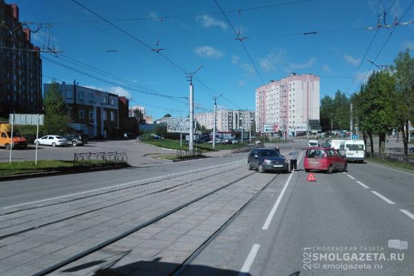 Автоавария на улице Румянцева в Смоленске затормозила движение трамваев