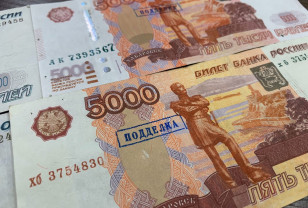 В Смоленске обнаружили две фальшивые пятитысячные купюры
