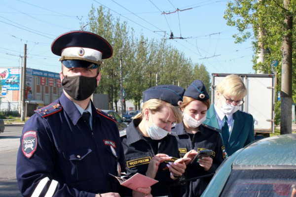 В Смоленске налоговики, судебные приставы и госавтоинспекторы провели совместную акцию