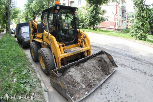 В Смоленске продолжаются плановые работы по уборке улиц