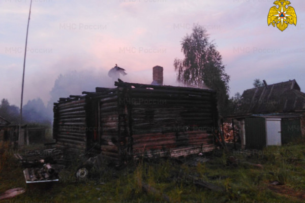 В Новодугинском районе «вспыхнул» летний домик