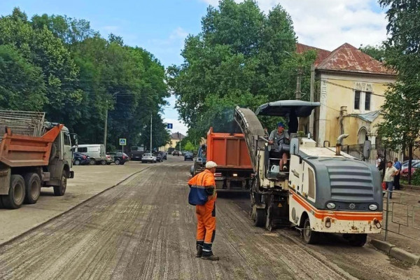 В Смоленске завершили ремонт дороги и тротуара на улице Исаковского 