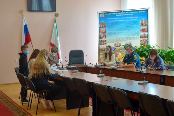 В Ярцевском районе состоялось заседание комиссии по делам несовершеннолетних и защите их прав