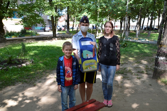 Смоленские полицейские помогают семьям собрать детей в школу