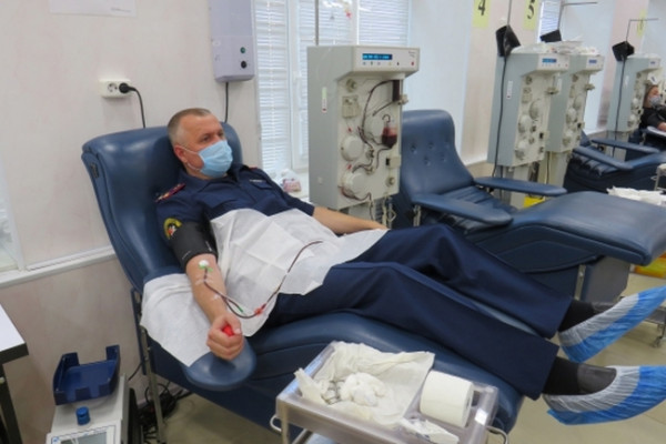 Смоленские следователи сдали кровь и плазму для помощи больным COVID-19