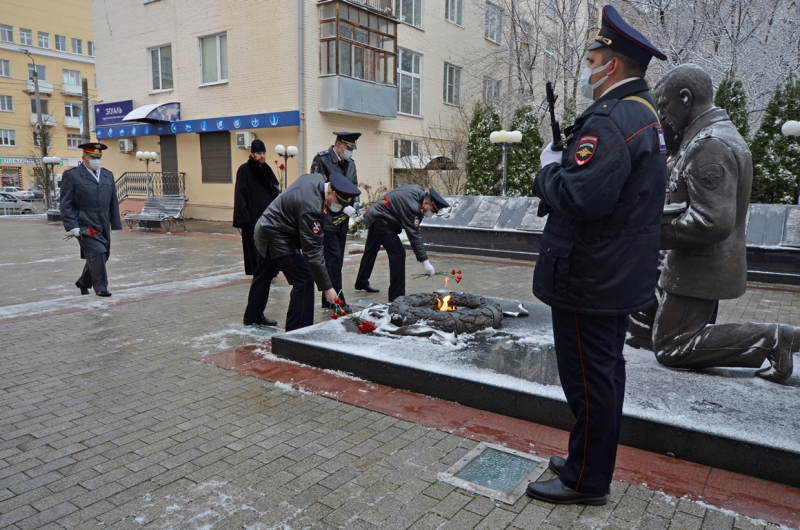 Смоленские полицейские почтили память погибших при исполнении служебного долга коллег