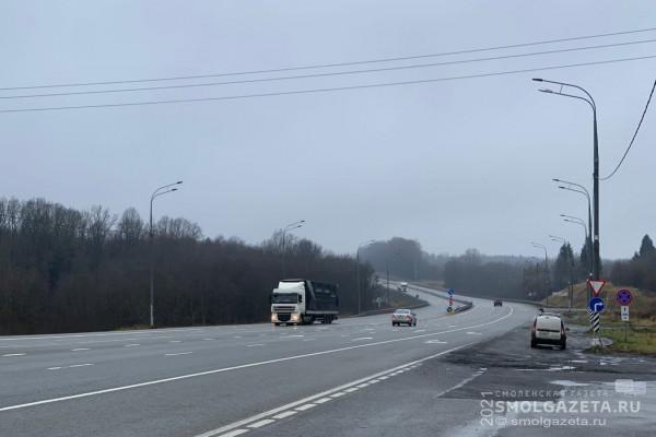 На трассе М-1 в Смоленской области большегруз насмерть сбил человека