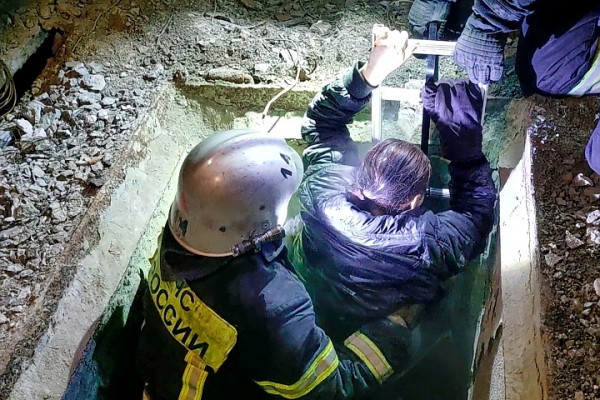 В Сафонове сотрудники МЧС спасли двух человек, провалившихся в технологическую яму