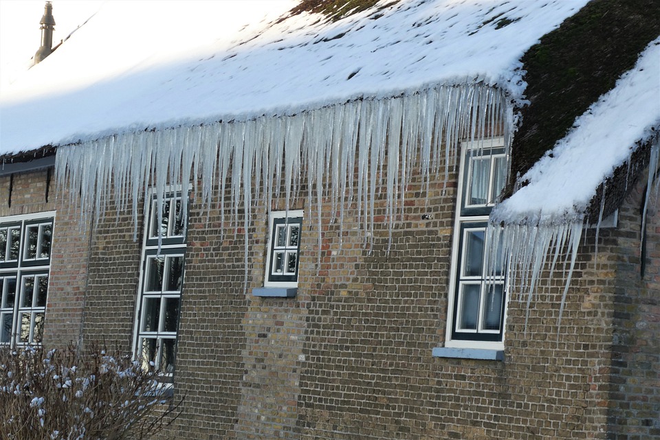 МЧС предупреждает смолян о возможном сходе снега с крыш домов