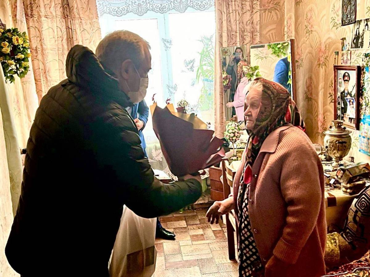 Сергей Неверов поздравил ветерана Тамару Ивановну Мядель с новогодними праздниками