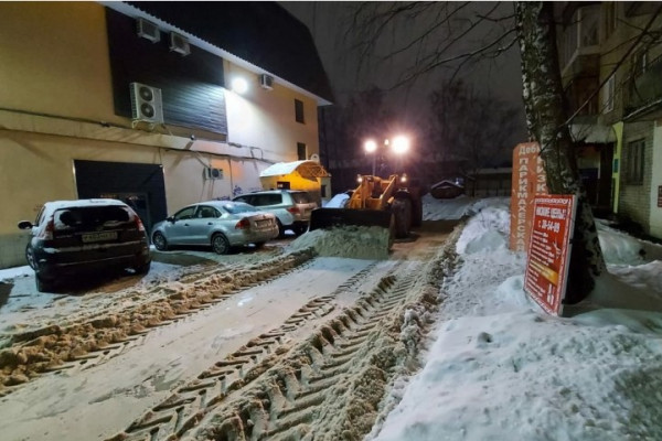 В Смоленске за сутки с главных улиц города вывезли около 1500 кубометров снега