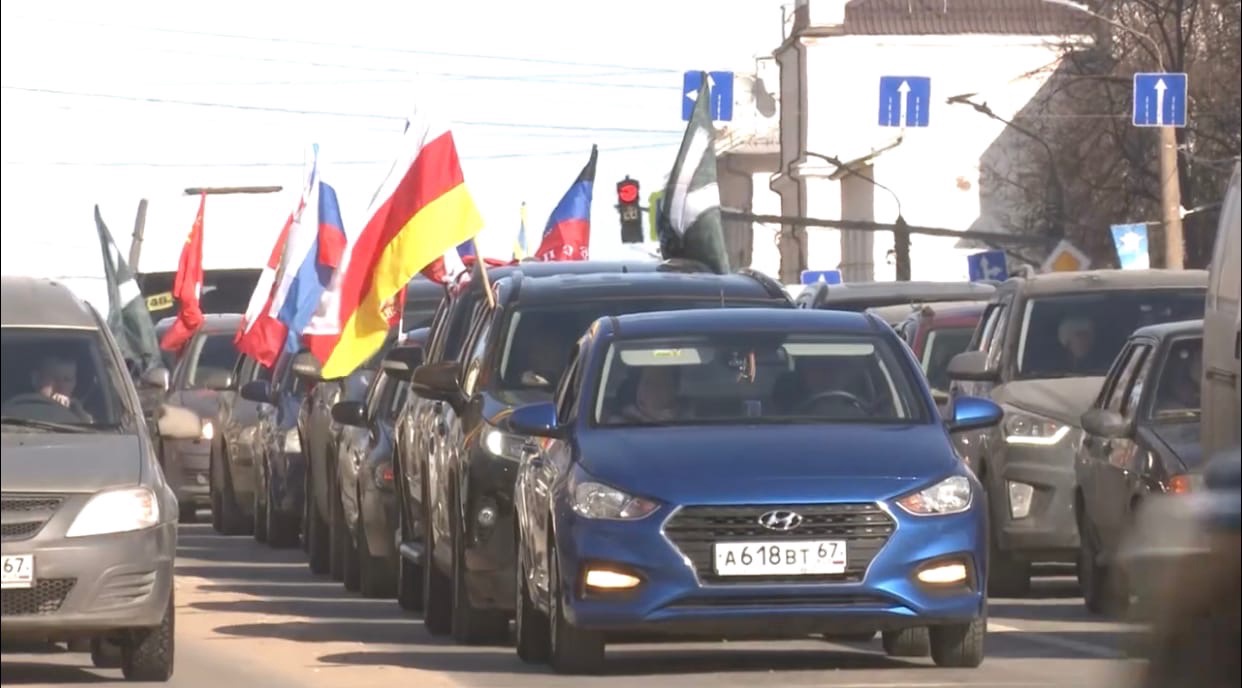 В Смоленске прошел автопробег в честь восьмой годовщины воссоединения Крыма с Россией