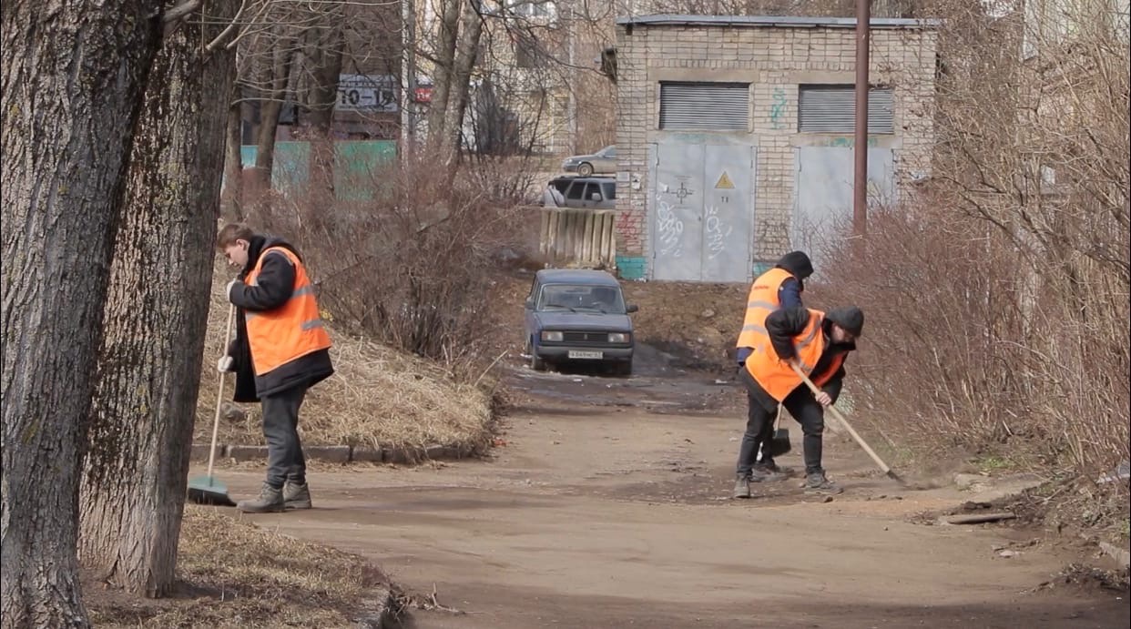 В Смоленске мобильные бригады «Жилищника» очищают дворы от песка