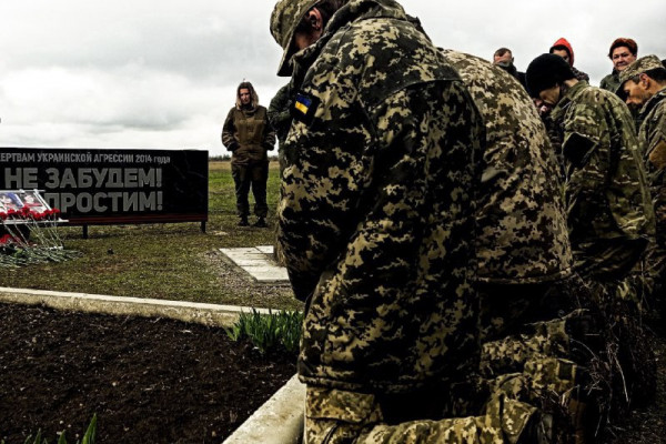 Боевики ВСУ встали на колени на кладбище жертв украинской агрессии в Луганске 
