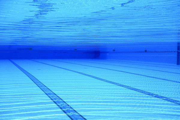 В Смоленске 37-летняя женщина утонула в бассейне