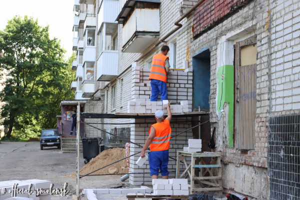 В Смоленске в доме на проспекте Строителей меняют кирпичный тамбур