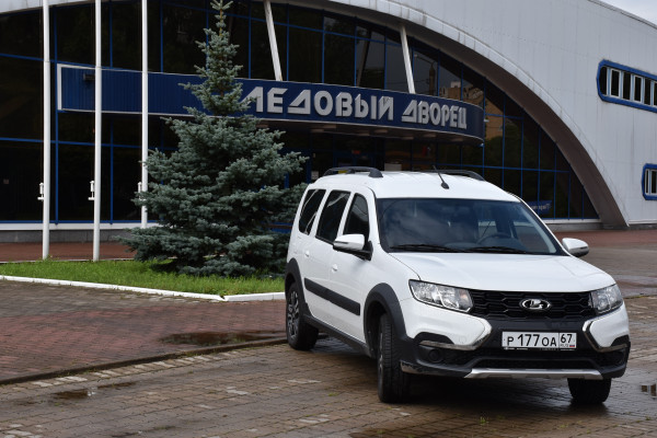 Администрация Смоленской области передала областной общественной организации инвалидов автомобиль LADA LARGUS