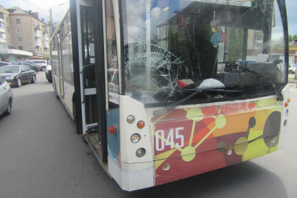Следствие устанавливает свидетелей ДТП с троллейбусом на улице Кирова в Смоленске