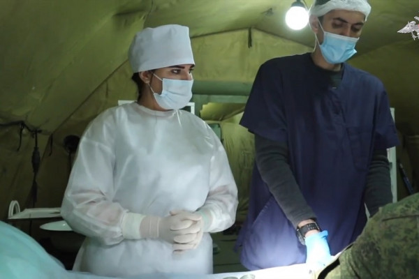 В Минобороны РФ показали кадры работы военных врачей, добровольцев-участников СВО