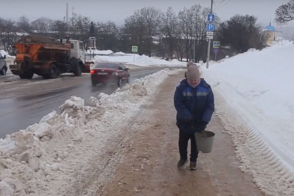 С улиц города Смоленска на полигон вывезли 506 кубометров снега