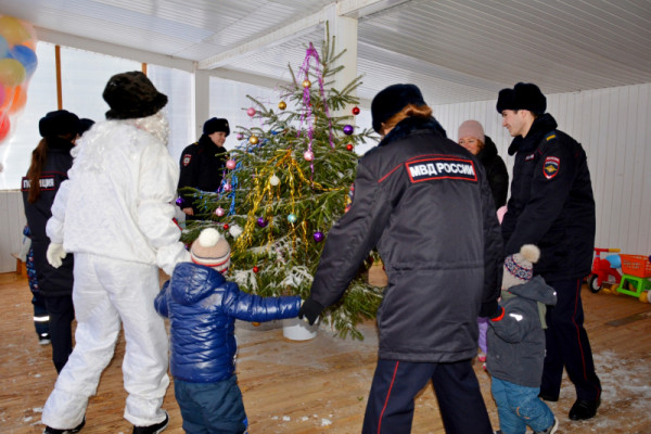 Смоленские полицейские поздравили воспитанников дома ребенка «Красный Бор» с наступающим Новым годом