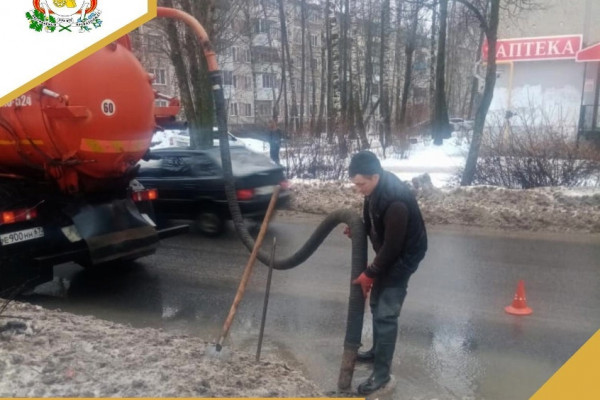 В Смоленске чистят ливневую канализацию