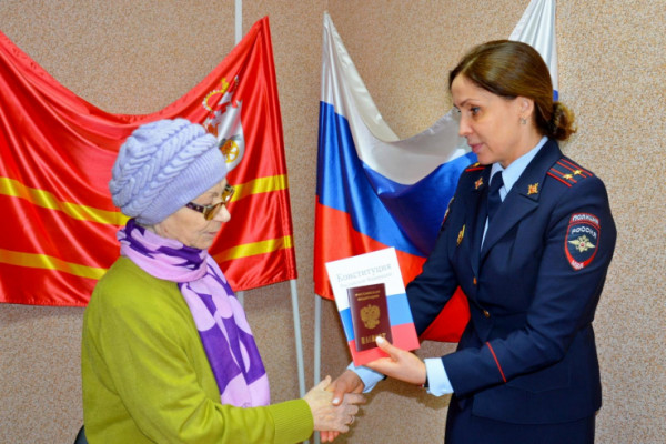 В Смоленске российские паспорта получили еще 12 жителей новых регионов