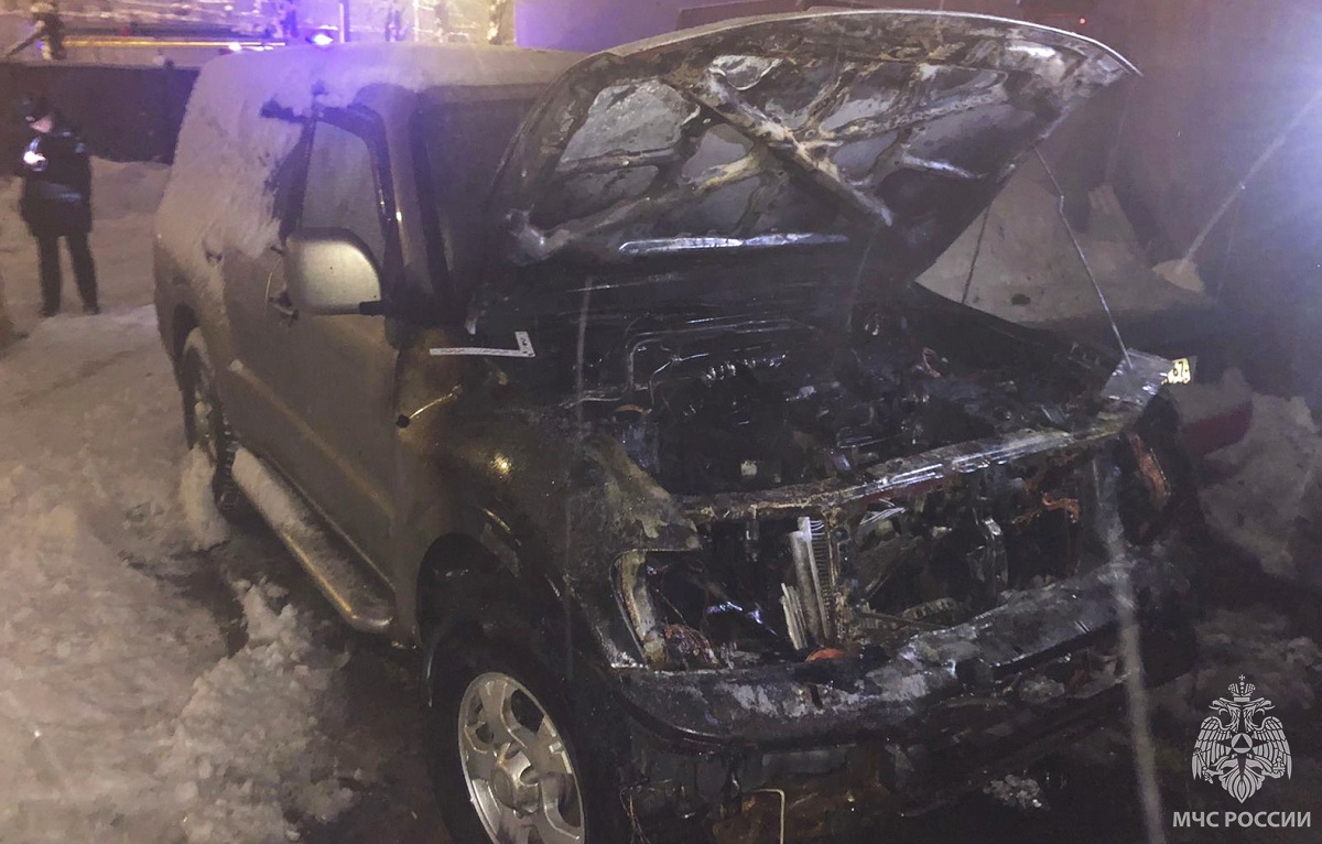 Ночью в Смоленске загорелся припаркованный Mitsubishi Pajero