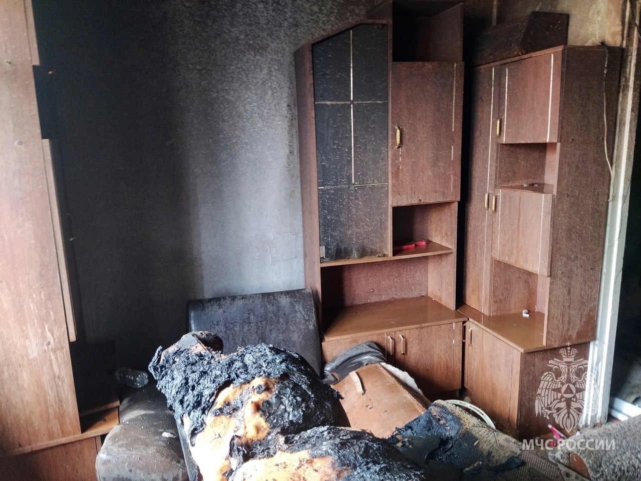 В одной из квартир в Сафонове загорелся диван