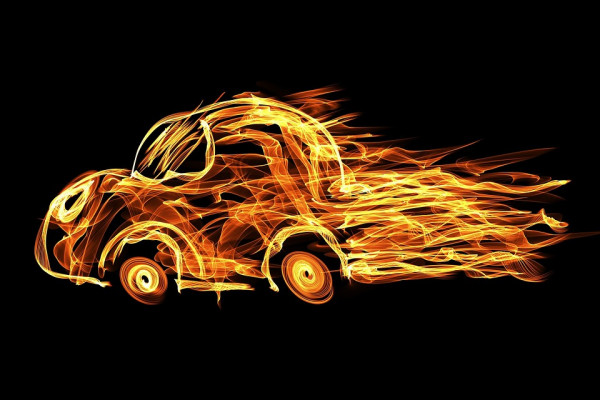 В Смоленске ночью в гараже горел автомобиль Chevrole Niva