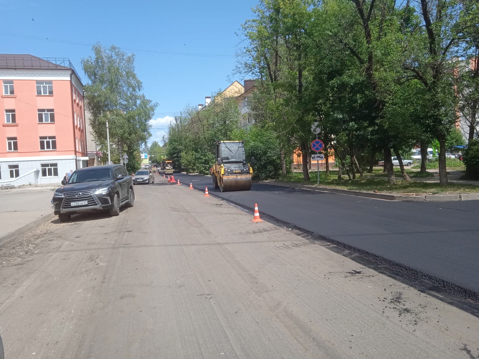 На улице Пригородной в Смоленске приступили к устройству асфальтобетонного покрытия