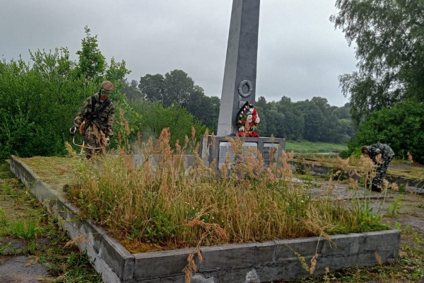 В Смоленской области активисты «Единой России» привели в порядок мемориалы