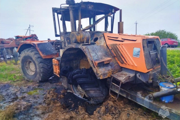 В Новодугинском районе загорелся трактор во время его эксплуатации